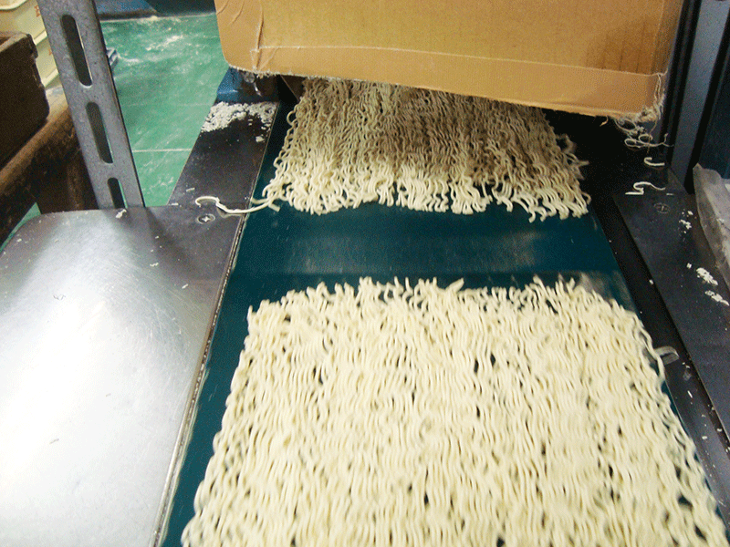 製麺工場　麺取り
