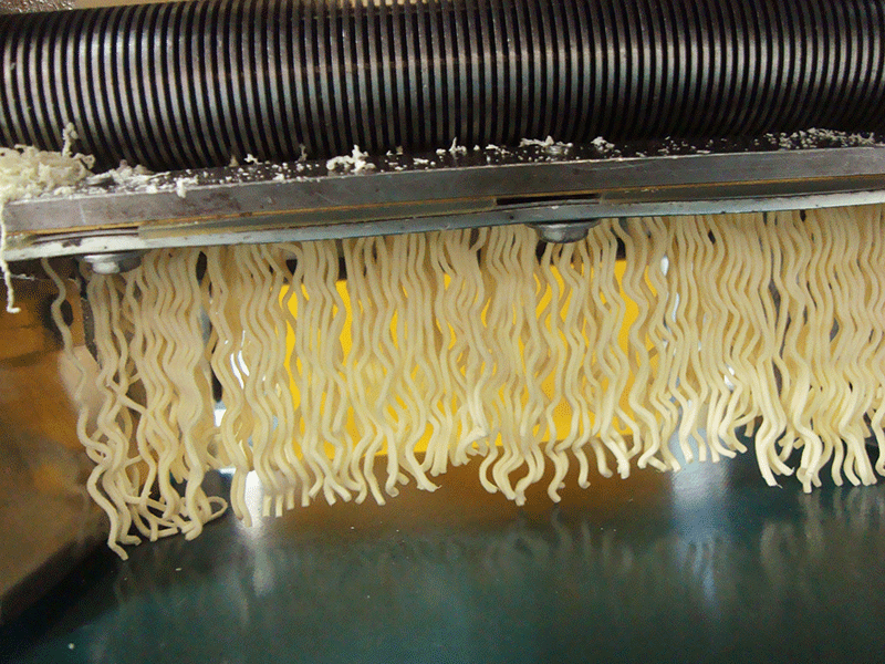 製麺工場　麺取