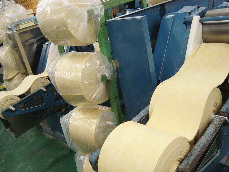 製麺工場　麺寝かせる