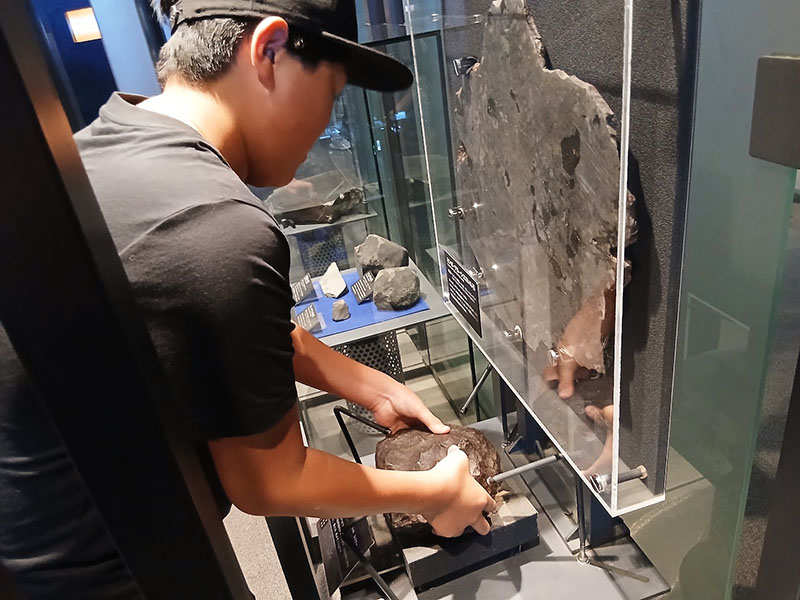 本物の隕石を触られる場所