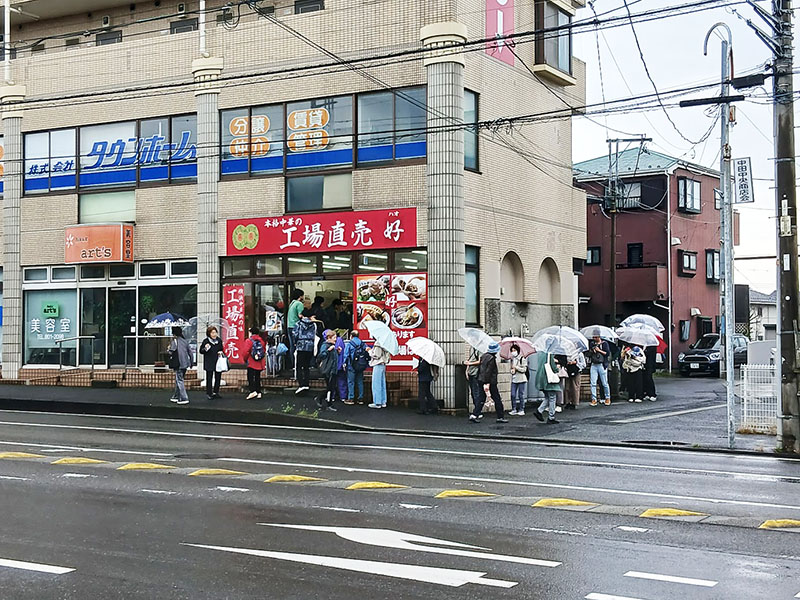 長後街道　赤い看板の中華　行列は何？
