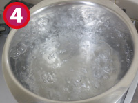 鍋いっぱいの水を沸騰させる